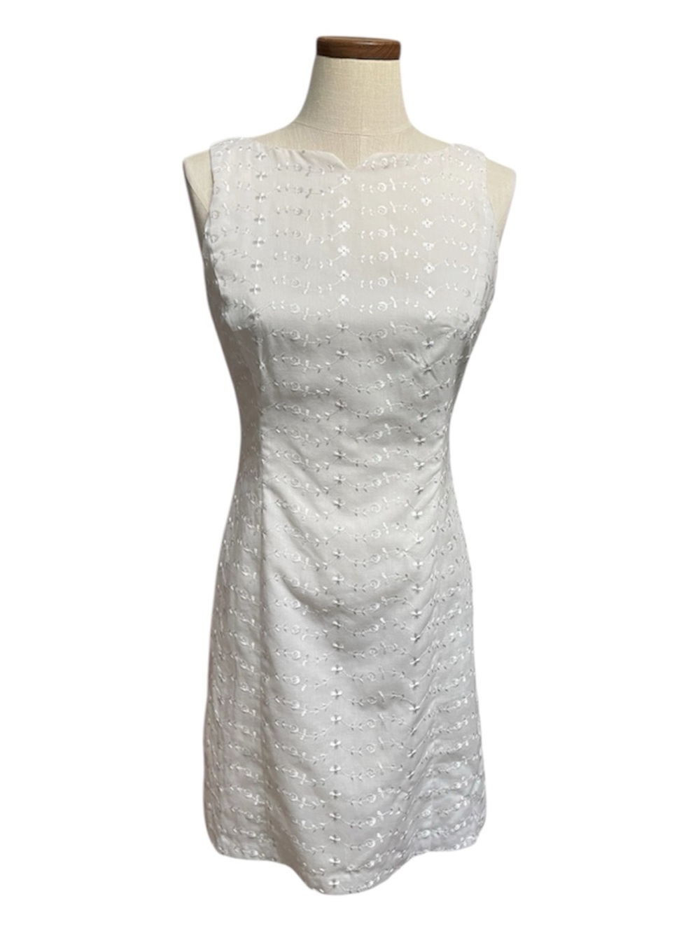 •Vintage Classic White Eyelet Sleeveless Sheath Dress